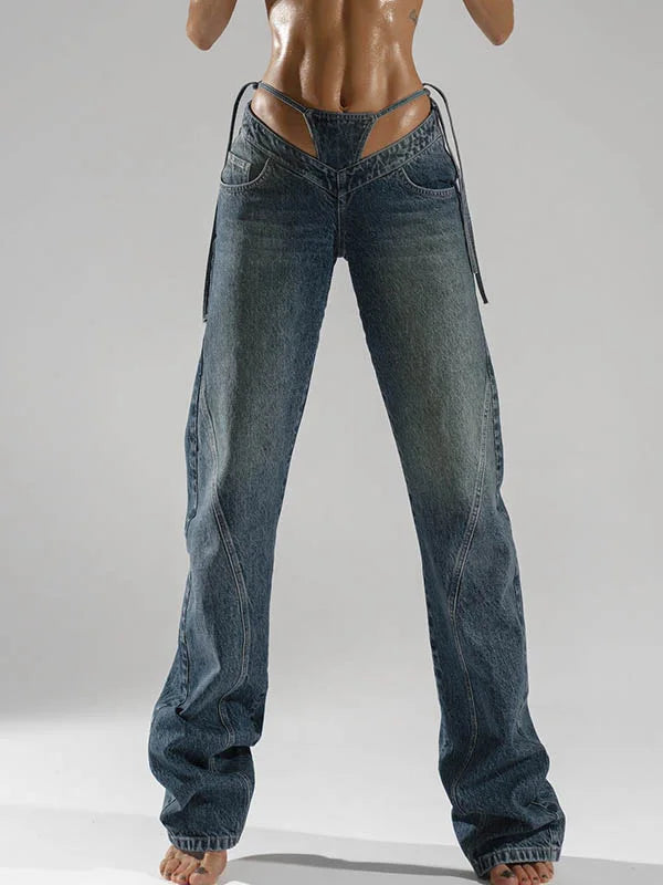 Jeans mit V-Taille und Riemen